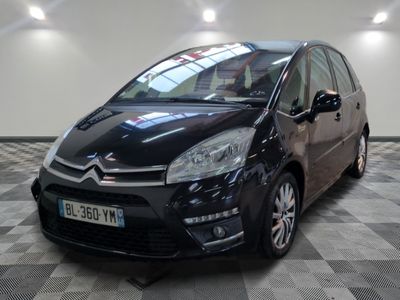 la petite voiture noire est garée sur un carrelage à carreaux