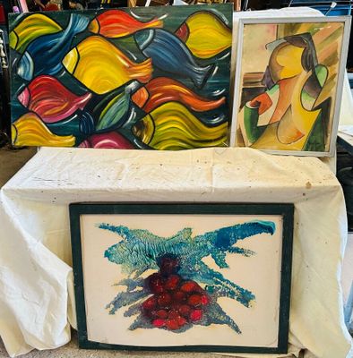 deux tableaux posés sur une table recouverte d'une nappe blanche