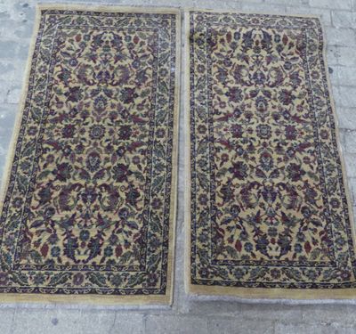 deux tapis posés sur un sol en briques