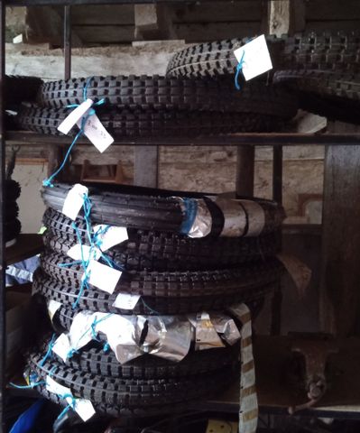 Pneus voitures hippomobiles. 2 x 2,75-19'' profil route avec cham...
