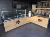 un comptoir en bois surmonté d'une vitrine en verre