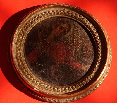 une image de Jésus dans un cadre doré sur fond rouge