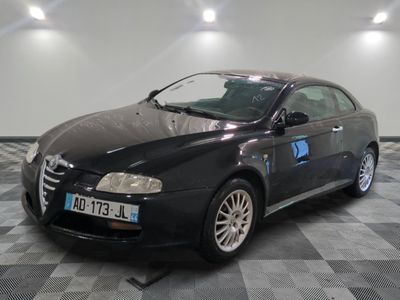 la photo d'une voiture noire garée dans un garage