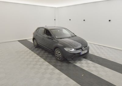 la voiture est garée dans le garage sur le sol en damier