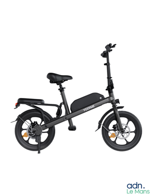une image représentant un vélo électrique noir muni d'une selle, sur fond blanc