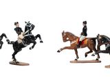 trois figurines représentant des hommes à cheval et une autre sur un cheval