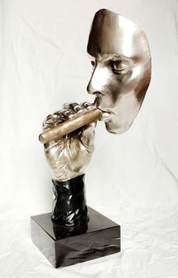 statue d'un homme avec une cigarette à la bouche et un masque sur la tête