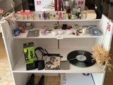 une étagère blanche sur laquelle est posée une horloge