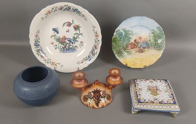 un vase bleu, une assiette et une assiette sur laquelle est représenté un garçon
