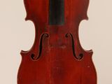 un vieux violon accroché au fond d'un mur blanc