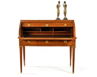 un petit bureau sur lequel est posée une lampe
