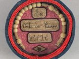 une photo d'une petite boîte rouge et bleue sur laquelle figure une inscription