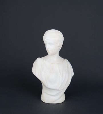 un petit buste en marbre blanc représentant une femme, sur fond noir