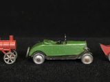 quatre petits trains miniatures posés côte à côte sur une surface noire