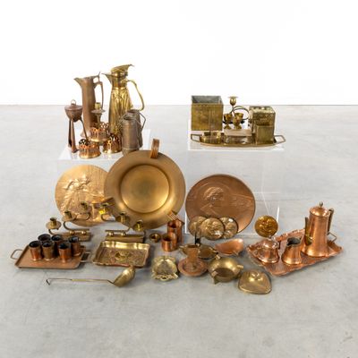 de nombreux objets en laiton de toutes sortes exposés sur une table