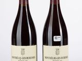 deux bouteilles de vin posées l'une à côté de l'autre sur une table