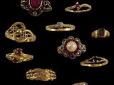 une collection de bagues en or et de bagues ornées de grenats