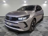 la voiture argentée est garée sur le sol à carreaux d'une pièce