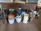 une table sur laquelle se trouvent plusieurs objets