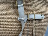 un sac muni d'une bandoulière qui est fixée à un sac à main