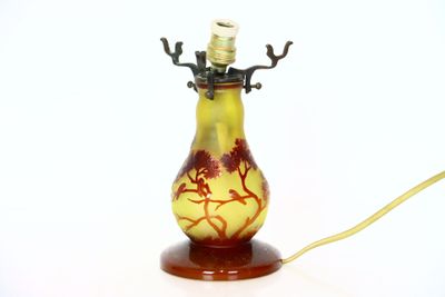 GALLE TIP. Pied de lampe en verre gravé à l'acide à décor de…
