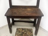 un banc en bois et un petit tabouret dans une pièce