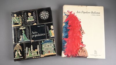 deux livres posés l'un à côté de l'autre sur une table