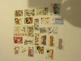 une photo d'un mur recouvert de nombreux timbres