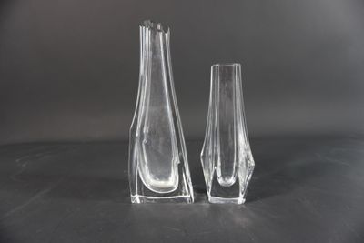 deux vases en verre transparent posés sur une table