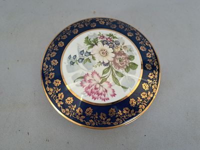 une assiette bleue et dorée ornée de fleurs