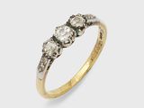 une bague en diamant de trois pierres