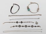 un ensemble de bijoux comprenant des bracelets, des bracelets et des bagues