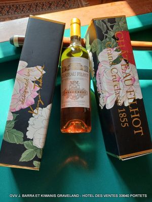 deux bouteilles de vin posées sur une table à côté d'une bouteille de vin