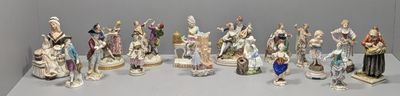 un grand nombre de figurines posées sur une table