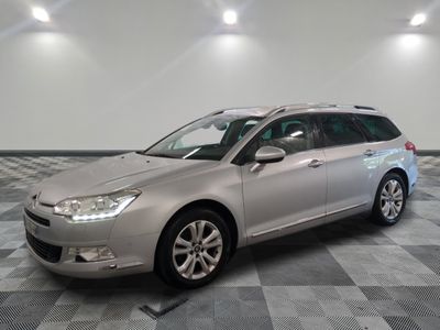 la photo d'une voiture argentée garée dans une salle d'exposition