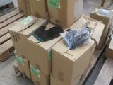 un grand nombre de boîtes posées sur une palette