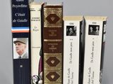 plusieurs livres sont empilés sur une table