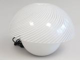 une lampe blanche posée sur une table blanche