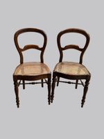 Paire de chaises en bois naturel mouluré, assise cannée, pie… (photo 2)