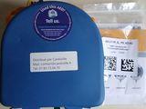 une valise bleue avec un autocollant, posée sur une table