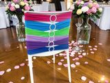 une chaise décorée de rubans et de fleurs