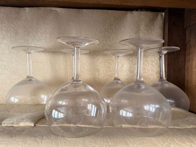trois verres à vin posés sur une étagère