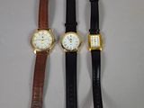 trois types de montres posées sur une table
