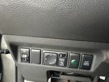 un gros plan du tableau de bord d'une voiture, avec ses boutons et ses commandes