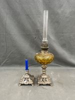 Paire de bougeoirs en métal à décor de paniers fleuris et de…