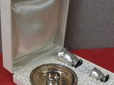 un plateau en argent avec des cuillères, le tout rangé dans une boîte