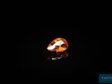 un diamant orange dans l'obscurité
