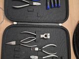 nombreux outils dans l'étui sur la table