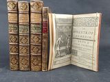plusieurs vieux livres sont empilés sur une table