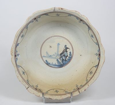 bol en porcelaine bleue et blanche représentant un homme dans un bateau sur l'eau